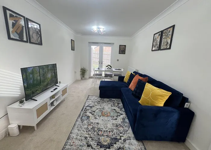 Near City - 3Br - 2 Bath - Sleeps 9 - Parking
