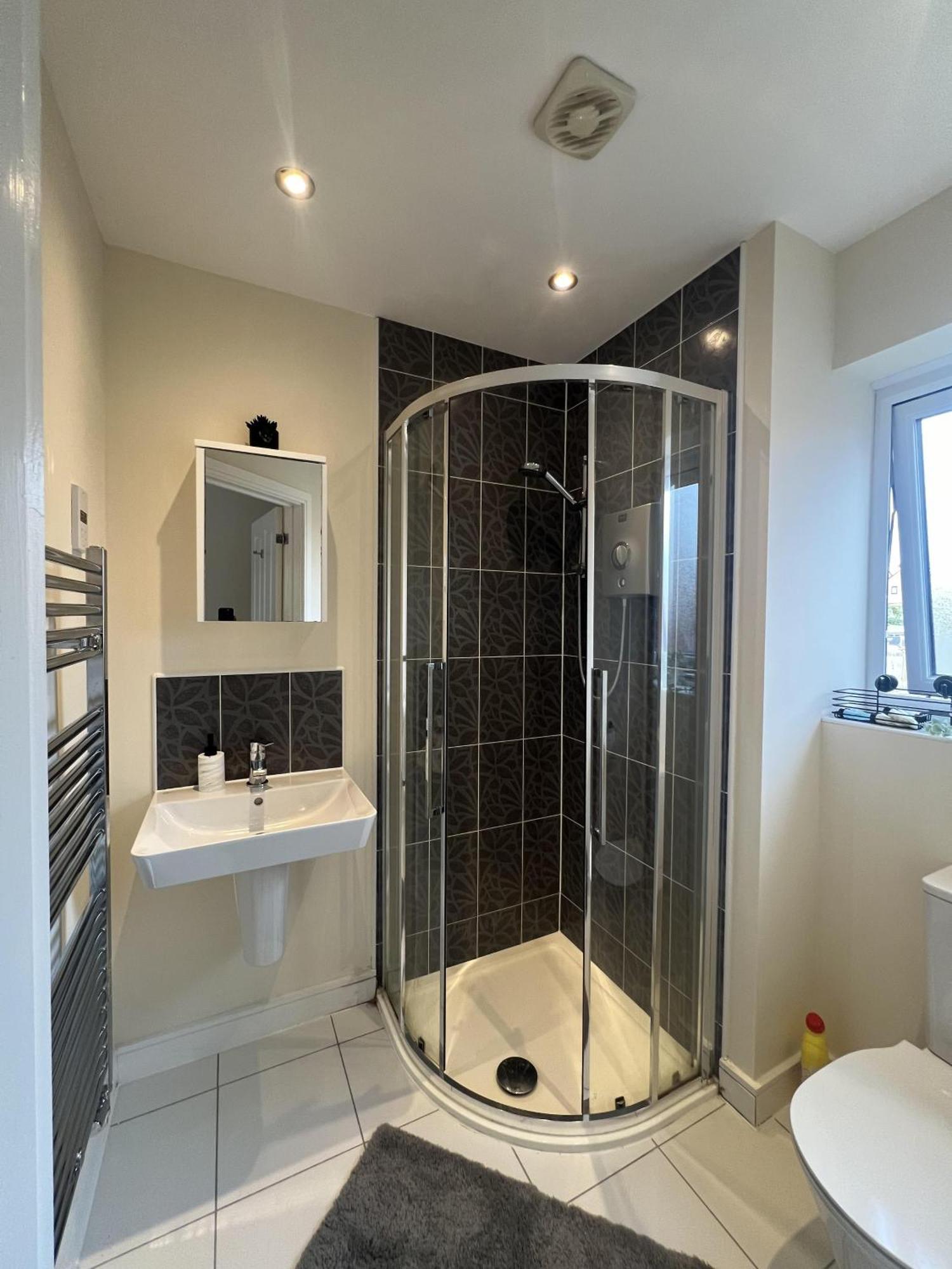 Holiday home Near City - 3Br - 2 Bath - Sleeps 9 - Parking *
