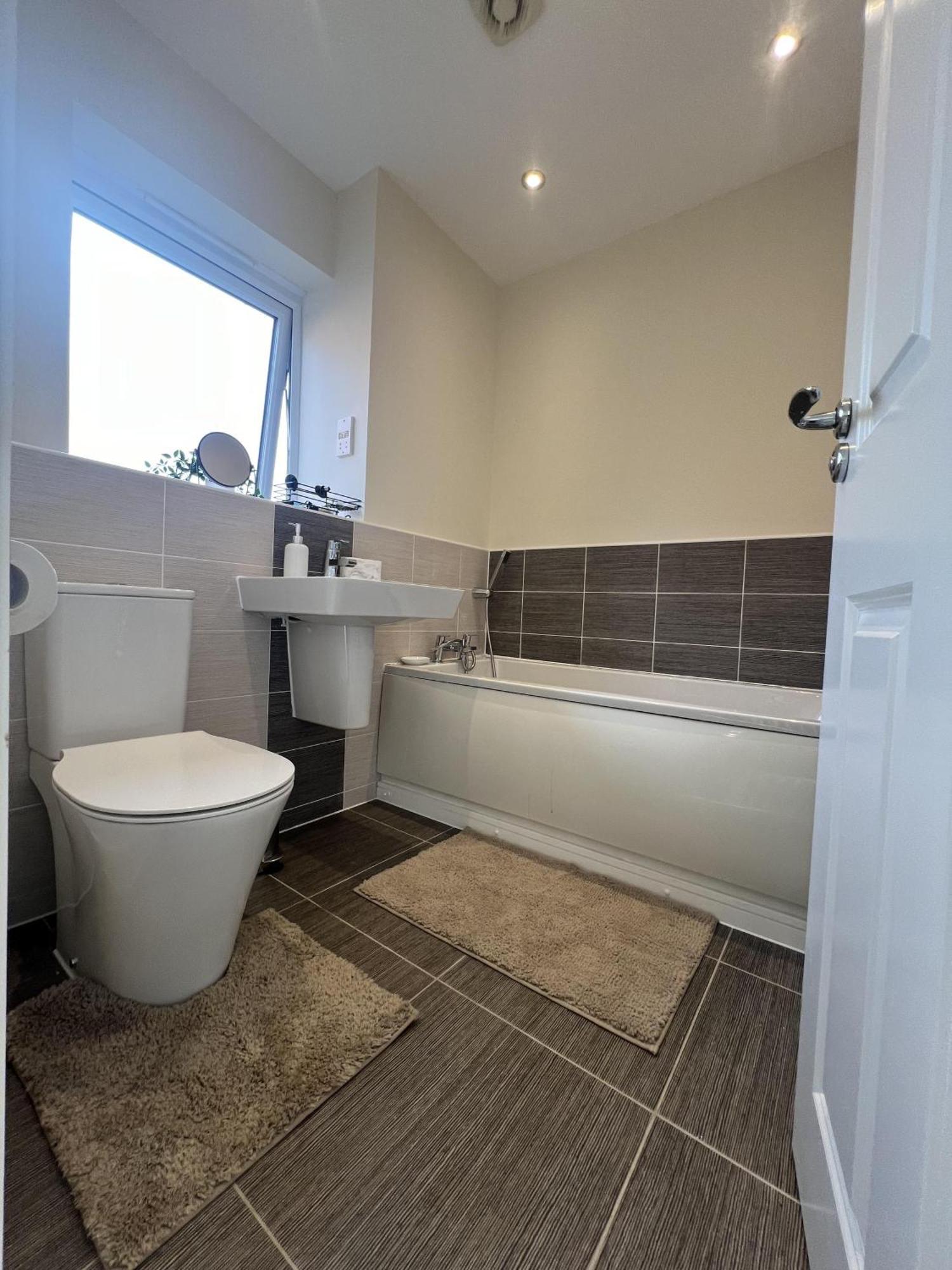 Near City - 3Br - 2 Bath - Sleeps 9 - Parking Holiday home