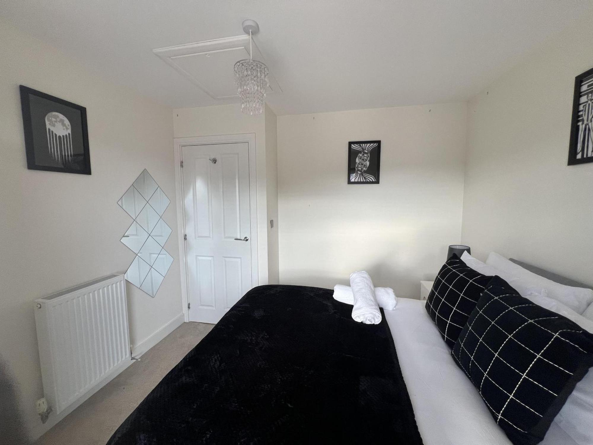 Near City - 3Br - 2 Bath - Sleeps 9 - Parking Holiday home *