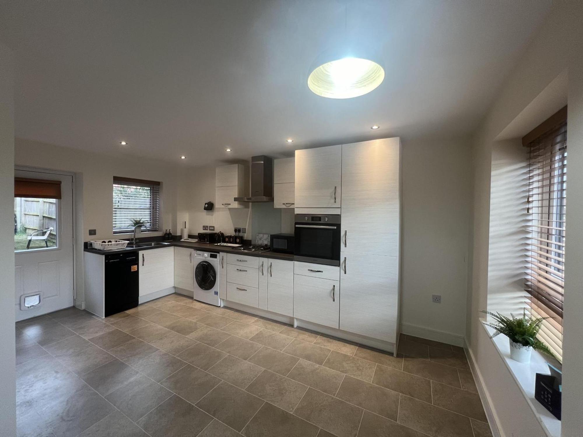 Near City - 3Br - 2 Bath - Sleeps 9 - Parking