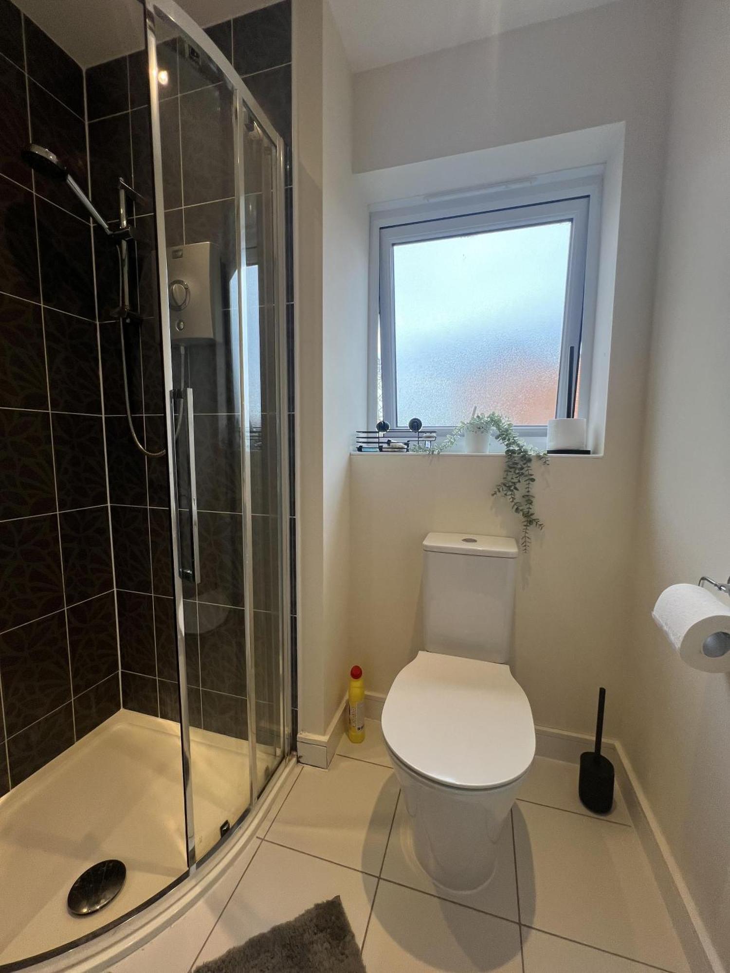 Near City - 3Br - 2 Bath - Sleeps 9 - Parking *