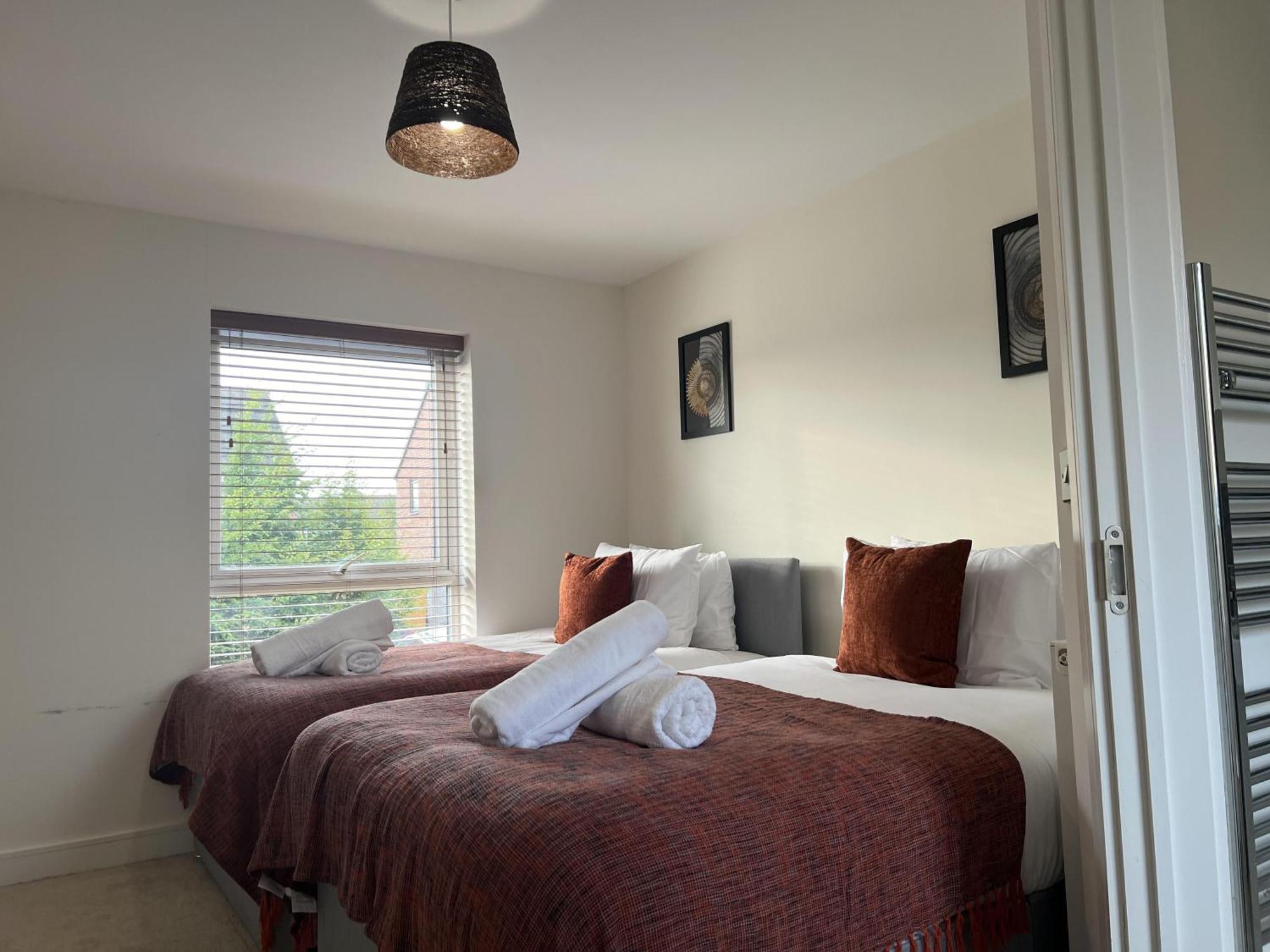 Near City - 3Br - 2 Bath - Sleeps 9 - Parking