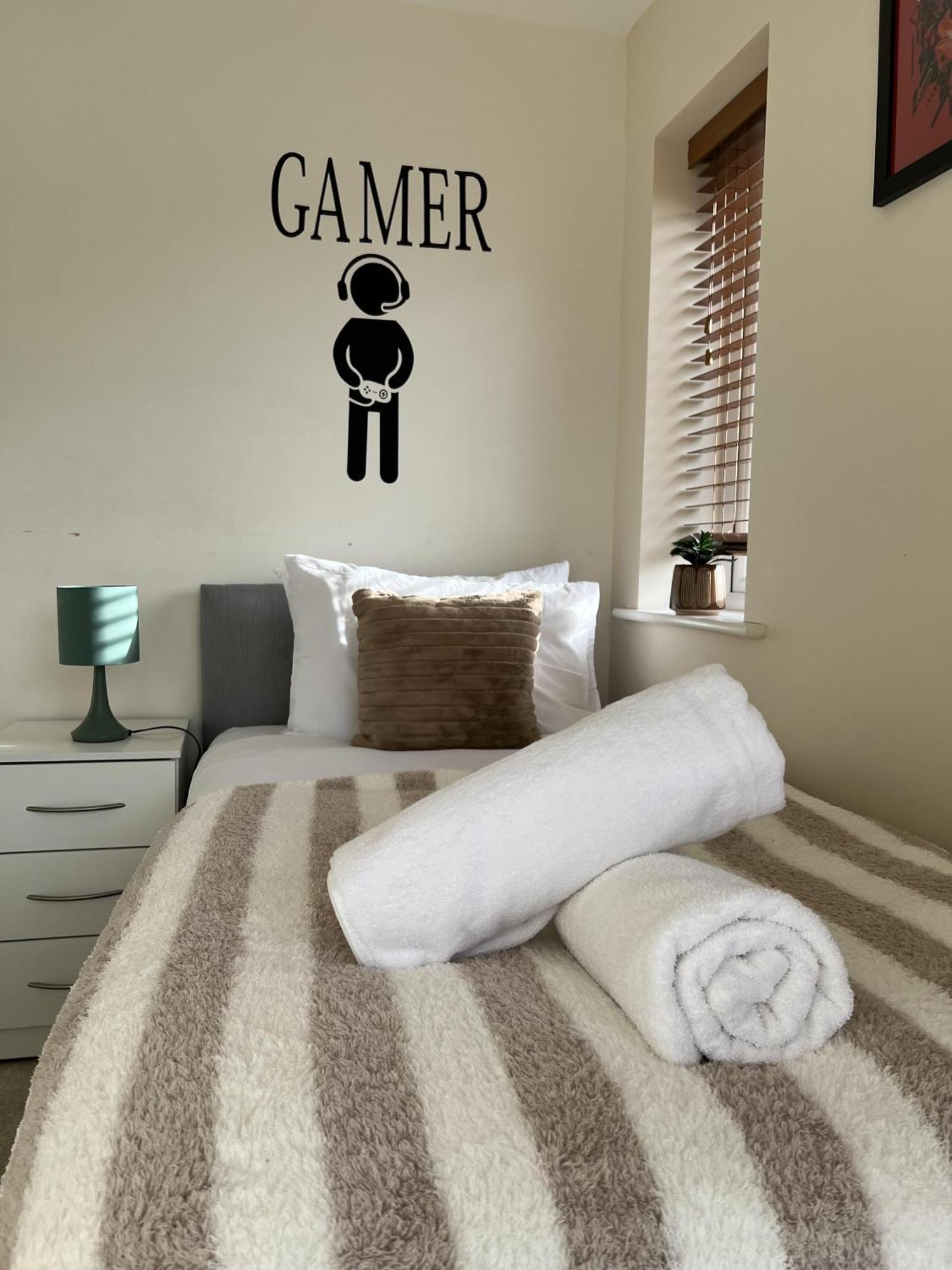 Holiday home Near City - 3Br - 2 Bath - Sleeps 9 - Parking