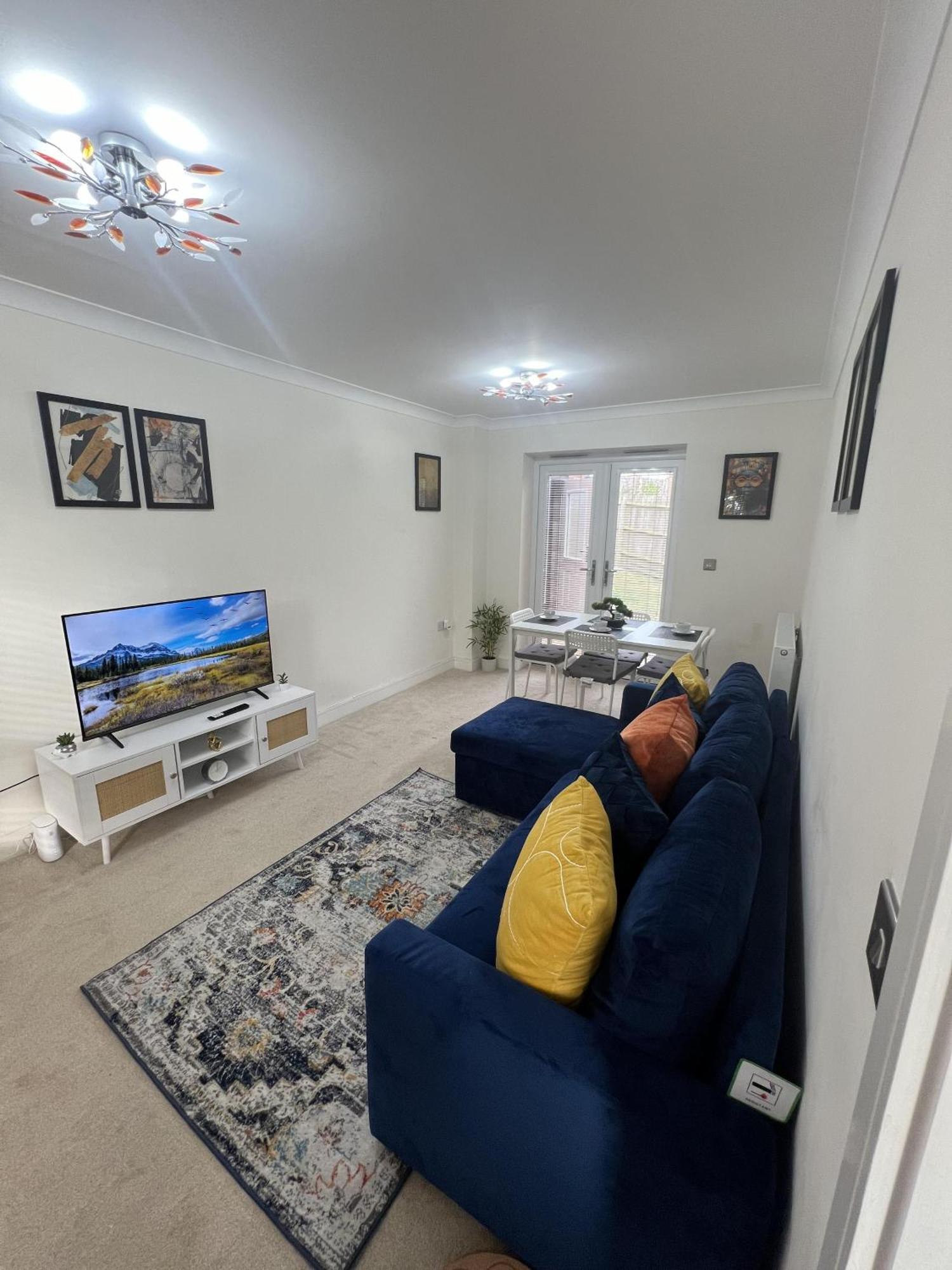 Near City - 3Br - 2 Bath - Sleeps 9 - Parking Holiday home *